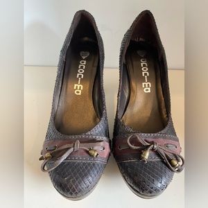 Brown Faux Snakeskin Heels with Bow Accent. Euro Size: 39 (8.5 US)